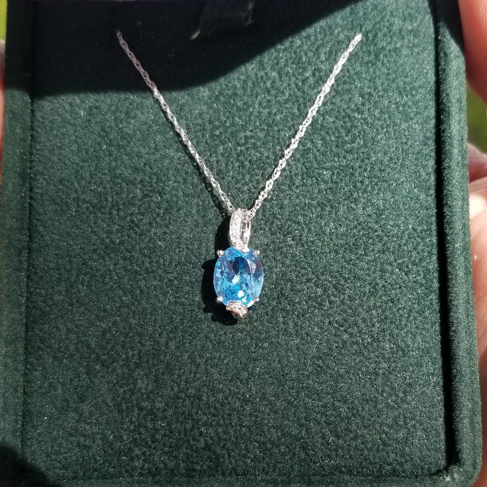 GORGEOUS VTG 14k white gold Blue Topaz Necklace!